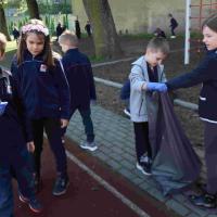 Sprzątanie boiska szkolnego 