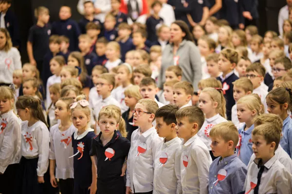 Uczniowie Salezjańskiej Szkoły Podstawowej na Słówku w Szkolny Dzień Niepodległości. (fot. Bartosz Żak)