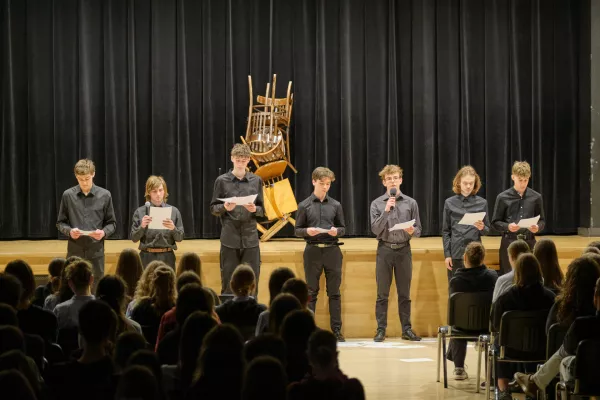 aktorzy teatru w trakcie występu