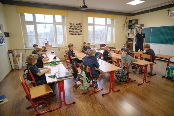 Uczniowie szkoły podstawowej pracują nad plakatem o Ks. Bosko, podczas lekcji prowadzonej przez liceum. (fot. Amelia Szymańska)
