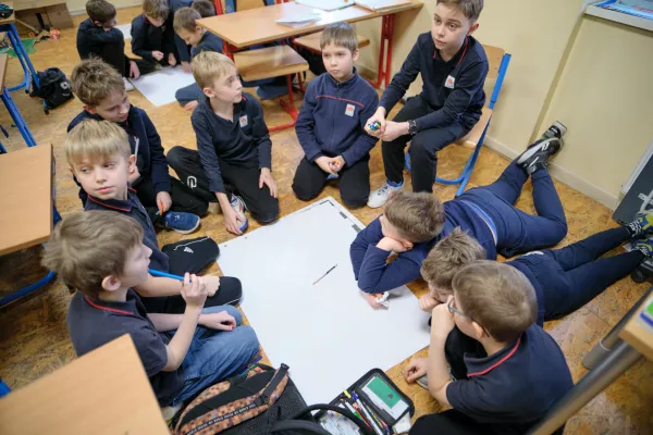 Uczniowie szkoły podstawowej pracują nad plakatem o Ks. Bosko, podczas lekcji prowadzonej przez liceum. (fot. Amelia Szymańska)