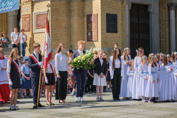 Złożenie kwiatów pod pomnikiem św. Jana Pawła II. (fot. Amelia Szymańska)