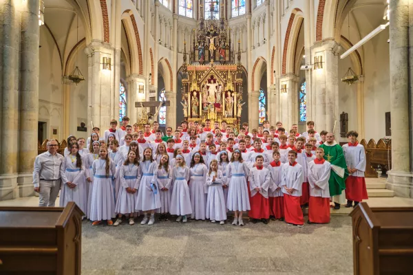 Bielanki i ministranci szkolni przed ołtarzem katedralnym. (fot. Amelia Szymańska)