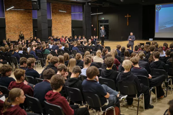 Gość KreDY występuje przed uczniami liceum i szkoły rzemiosł. (fot. Maciej Majtczak)