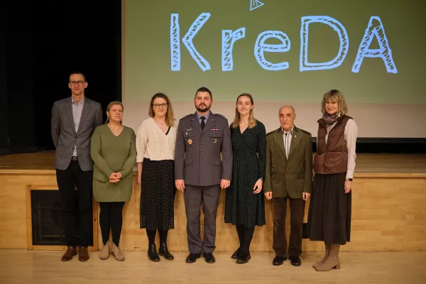 Nauczyciele z absolwentem szkoły ppłk. dr. Danielem Michalskim.