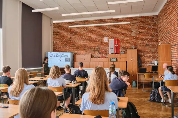 Uczestnicy Obozu Naukowego Fizyków 2025 przedstawiają swoje prezentacje. (fot. Amelia Szymańska)