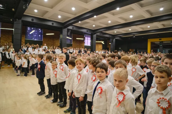 Uczniowie SSP w Auli szkolnej podczas Szkolnego Dnia Niepodległości. (fot. Amelia Szymańska)