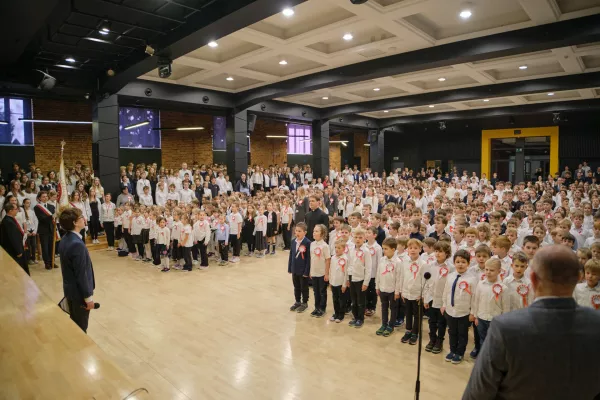 Uczniowie szkoły w ramach akcji "Szkoła do hymnu" śpiewają hymn państwowy. (fot. Amelia Szymańska)
