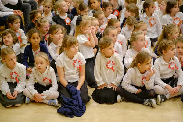 Uczniowie szkoły w ramach akcji "Szkoła do hymnu" śpiewają hymn państwowy.