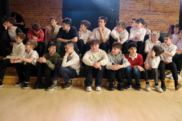 Uczniowie podczas wspólnego spotkania opłatkowego w Auli szkolnej.