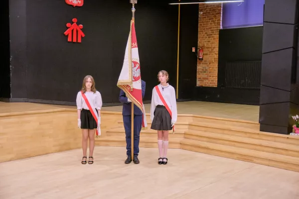 Poczet sztandarowy szkoły podstawowej.