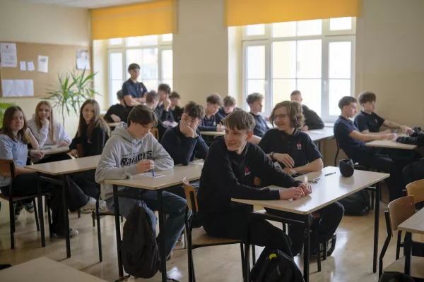 Spotkanie rekolekcyjne w klasach prowadzone przez animatorów. (fot. Amelia Szymańska)