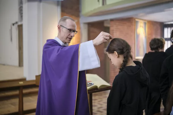 Obrzęd posypania głów popiołem. (fot. Amelia Szymańska)