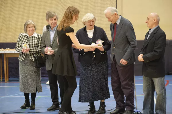 Podziękowania dla emerytowanych nauczycieli szkoły. (fot. Antoni Szumielewicz)