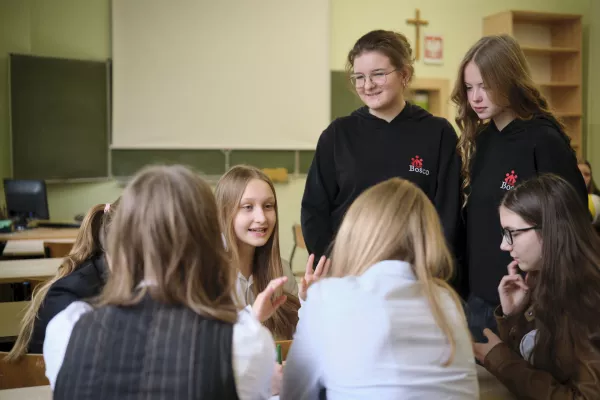 Licealiści prowadzą lekcje dla szkoły podstawowej. (fot. Amelia Szymańska)