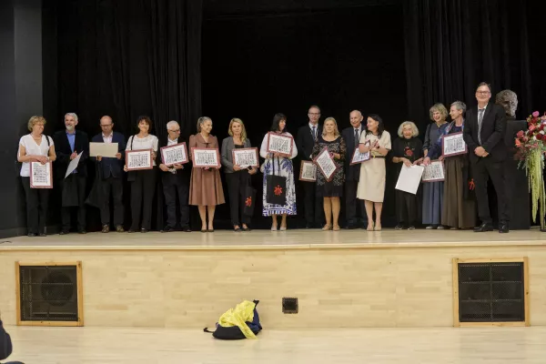 Najdłużej pracujący w szkole nauczyciele i pracownicy wyróżnieni podczas Jubileuszu 35-lecia. (fot. Antoni Szumielewicz)