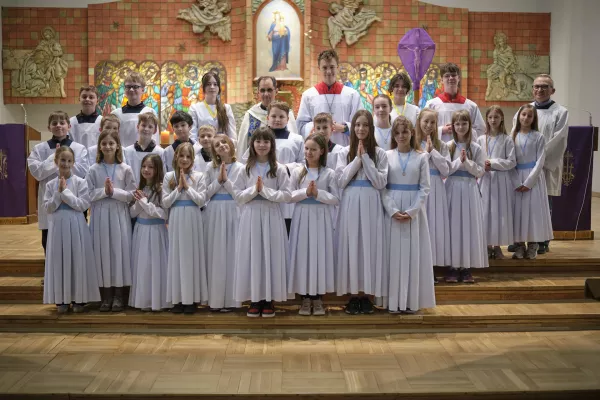 Nowi ministranci i nowe bielanki z ks. Dyrektorem, katechetą oraz animatorami.