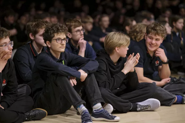 Uczniowie oglądają przedstawienie Oddział Aniołów Stróżów. (fot. Amelia Szymańska)