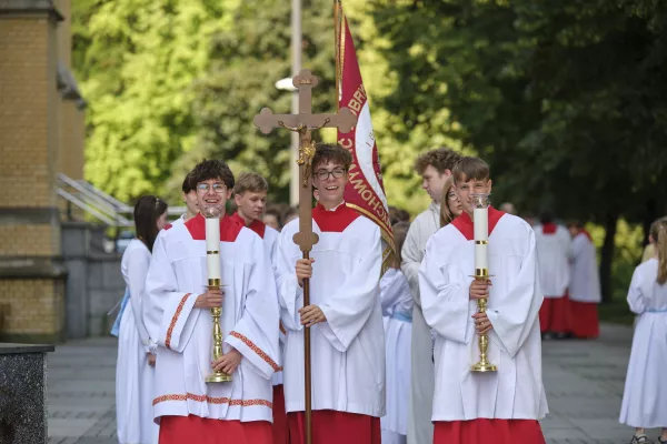 Ministranci ustawiają się w procesji liturgicznej przed katedrą. (fot. Antonii Szumielewicz)