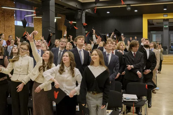 Birety w górę i strzały konfetti. (fot. Antoni Szumielewicz)