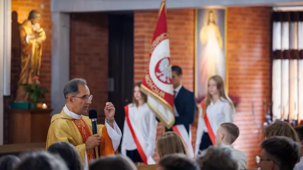 Dyrektor ks. Robert Bednarski mówi kazanie podczas Mszy św. na rozpoczęcie roku szkolnego 2024/25 dla liceum. (fot. Rafał Susmęd)