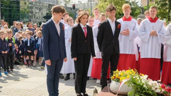 Złożenie kwiatów pod pomnikiem św. Jana Pawła II. (fot. Amelia Szymańska)