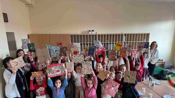 Wigilie klas wczesnoszkolnych. Klasa 1a i 1c obdarowująca się książkowymi prezentami. 