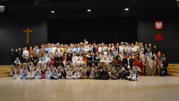 Uczestnicy balu Wszystkich Świętych - uczniowie klas wczesnoszkolnych.