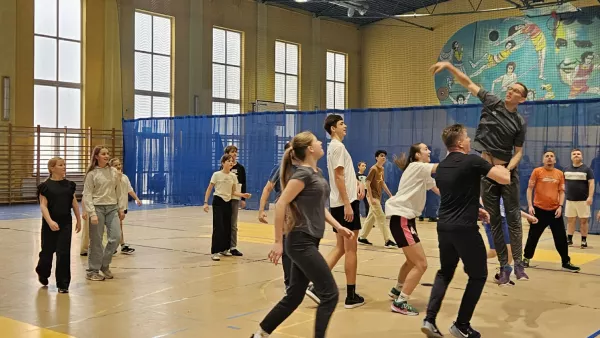 Uczniowie z rodzicami grają w koszykówkę