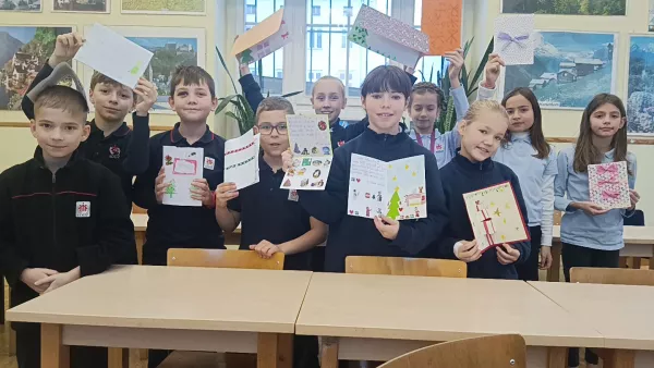 Uczniowie z kartkami świątecznymi