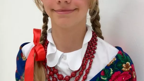 Uczennica naszej szkoły w stroju ludowym.