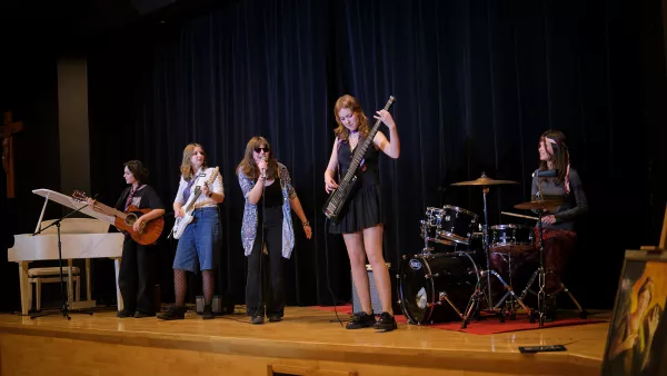 Pięcioosobowy zespół dziewczyn wykonuje "The passenger" Iggy Poppa.