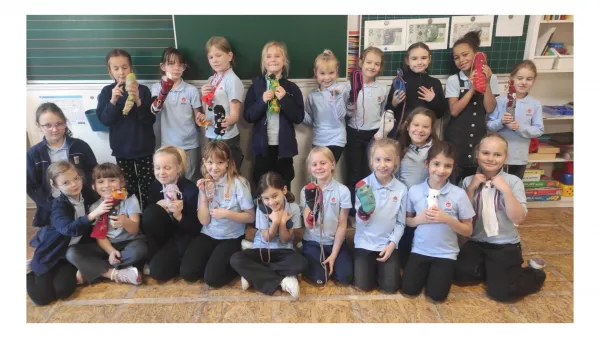 Dziewczęta z klasy 2a SSP prezentują uszyte przez siebie skarpeciaki