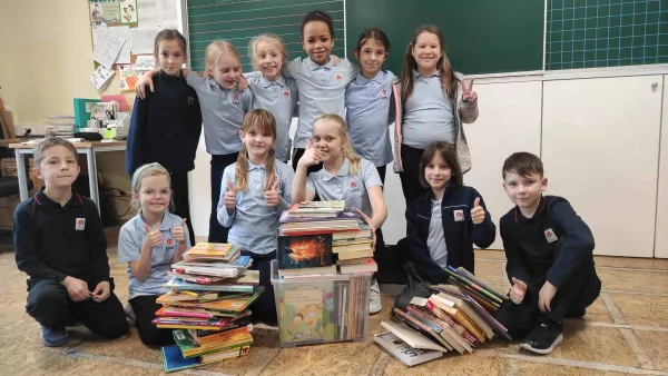 Uczniowie klas 2a i 2b SSP biorący udział w akcji charytatywnej "Podaruj książkę"