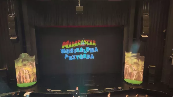 Scena Teatru Muzycznego podczas spektaklu "Madagaskar Musicalowa Przygoda"