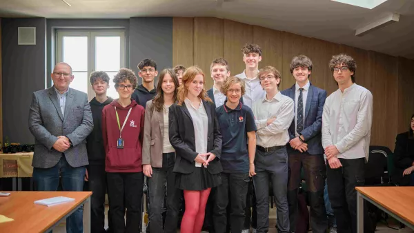 Uczniowie SLO przed debatą