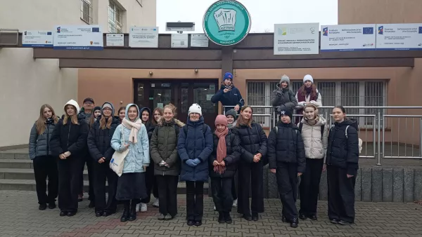 Dziewczęta 7a przed Technikum Gastronomicznym w Łodzi, fot. Aleksandra Wójcik