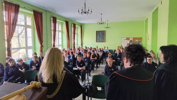 Spotkanie klas siódmych z przedstawicielami wymiaru sprawiedliwości: sędzią, prokuratorem i adwokatem w auli Jana Pawła II