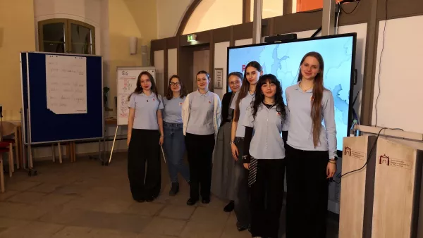Siostra Agnieszka i dziewczęta z salezjańskiego liceum w czasie Międzynarodowego seminarium w St. Marienthal.
