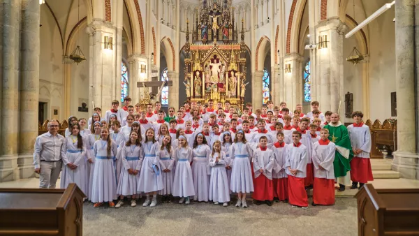 Bielanki i ministranci szkolni przed ołtarzem katedralnym. (fot. Amelia Szymańska)