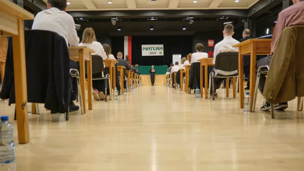 Maturzyści w Auli przed rozpoczęciem egzaminu maturalnego.