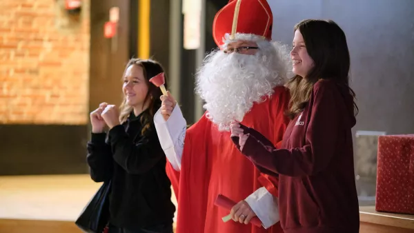 Wspólny taniec ze św. Mikołajem (fot. Amelia Szymańska)