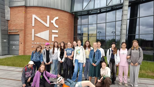 Klasa 6a przed Narodowym Centrum Kultury Filmowej