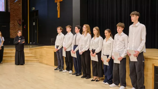 Nowy Samorząd Uczniowski składa ślubowanie na ręce dyrektora szkoły ks. Roberta Bednarskiego. (fot. Antoni Szumielewicz)