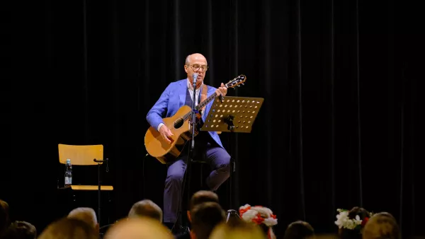 Pan Jan Pospieszalski prowadzi śpiew piosenek patriotycznych. (fot. Agnieszka Guminiak)