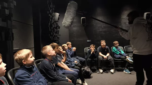 Uczniowie klasy 5b jako lektorzy w czasie warsztatu "Dźwięk w pigułce" w EC1.