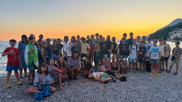 Zdjęcie grupowe uczestników kolonii w Zaostrogu w Chorwacji.
