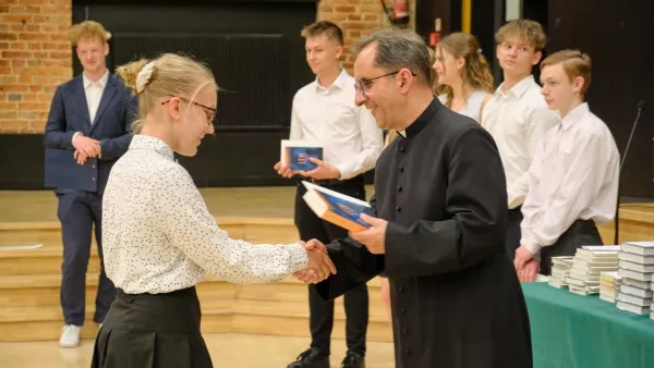 Ks. Dyrektor wręcza licealistom świadectwa z wyróżnieniem. (fot. Amelia Szymańska)