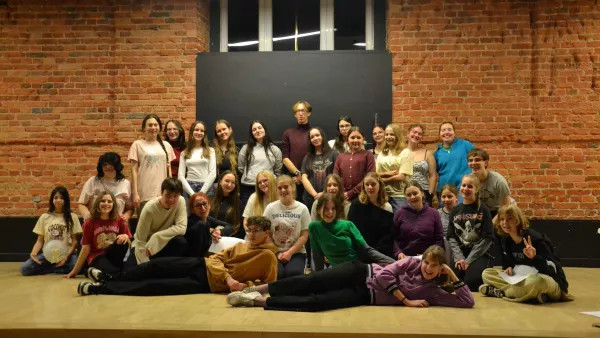 Aktorzy teatru Beznazwy, teatru Wrażliwości oraz grupy teatralnej Szarada II z Rudy Śląskiej w czasie warsztatów w naszej szkole. 