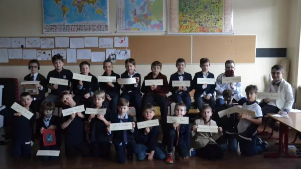 Zdjęcie grupowe uczniów klasy 3b przebranych za wielkich wynalazców. 